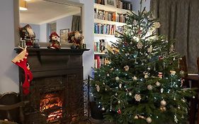 Lovely Charmouth Cottage With Log Fire & Garden Close To Beach